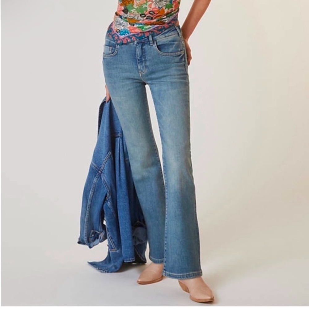 Classic High-Rise Light Blue Flare Jeans - Women